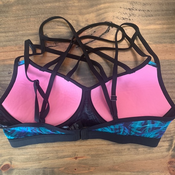 VS Ultimate sports bra with padding Size M - Picture 2 of 2